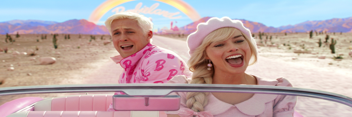 Barbie und Ken fahren gemeinsam im Cabriolet durch die Wüste