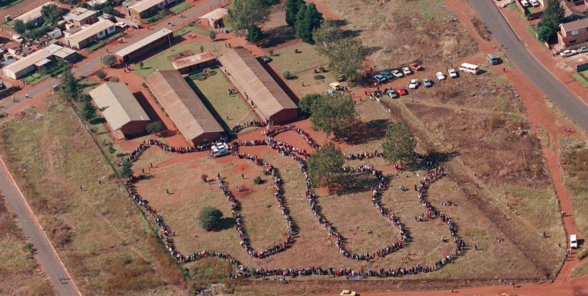 Luftbild einer Menschenschlange in Soweto am 27.4.1994