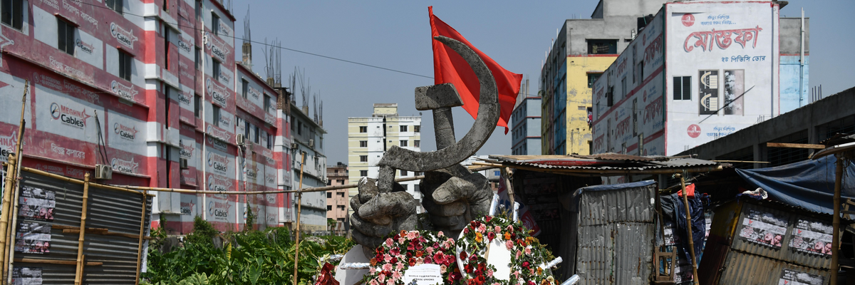 Blumen am Mahnmal der Rana Plaza-Katastrophe in Savar, Bangladesch.