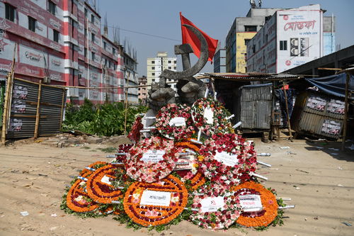 Blumen am Mahnmal der Rana Plaza-Katastrophe in Savar, Bangladesch.