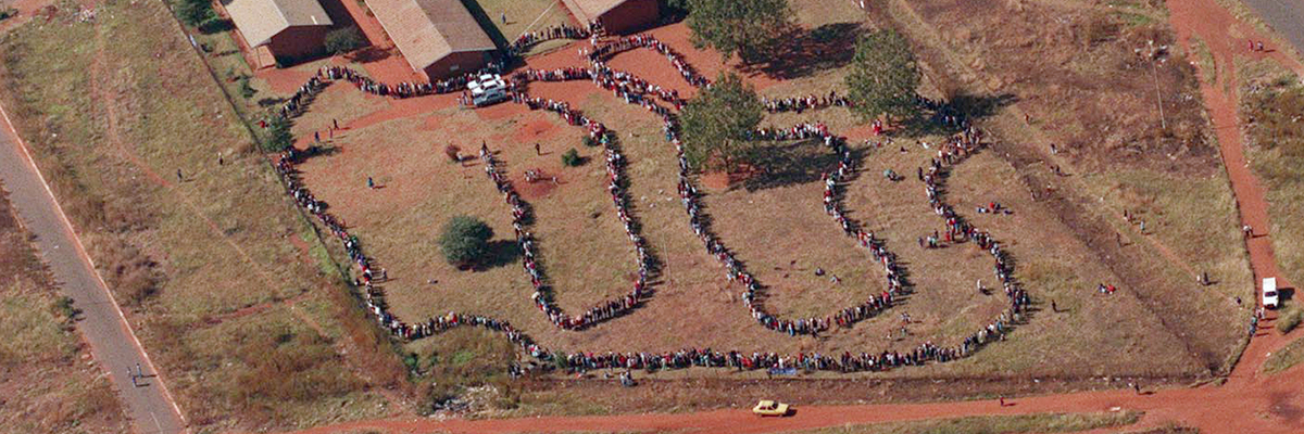 Menschenschlange in Soweto am 27.04.1994