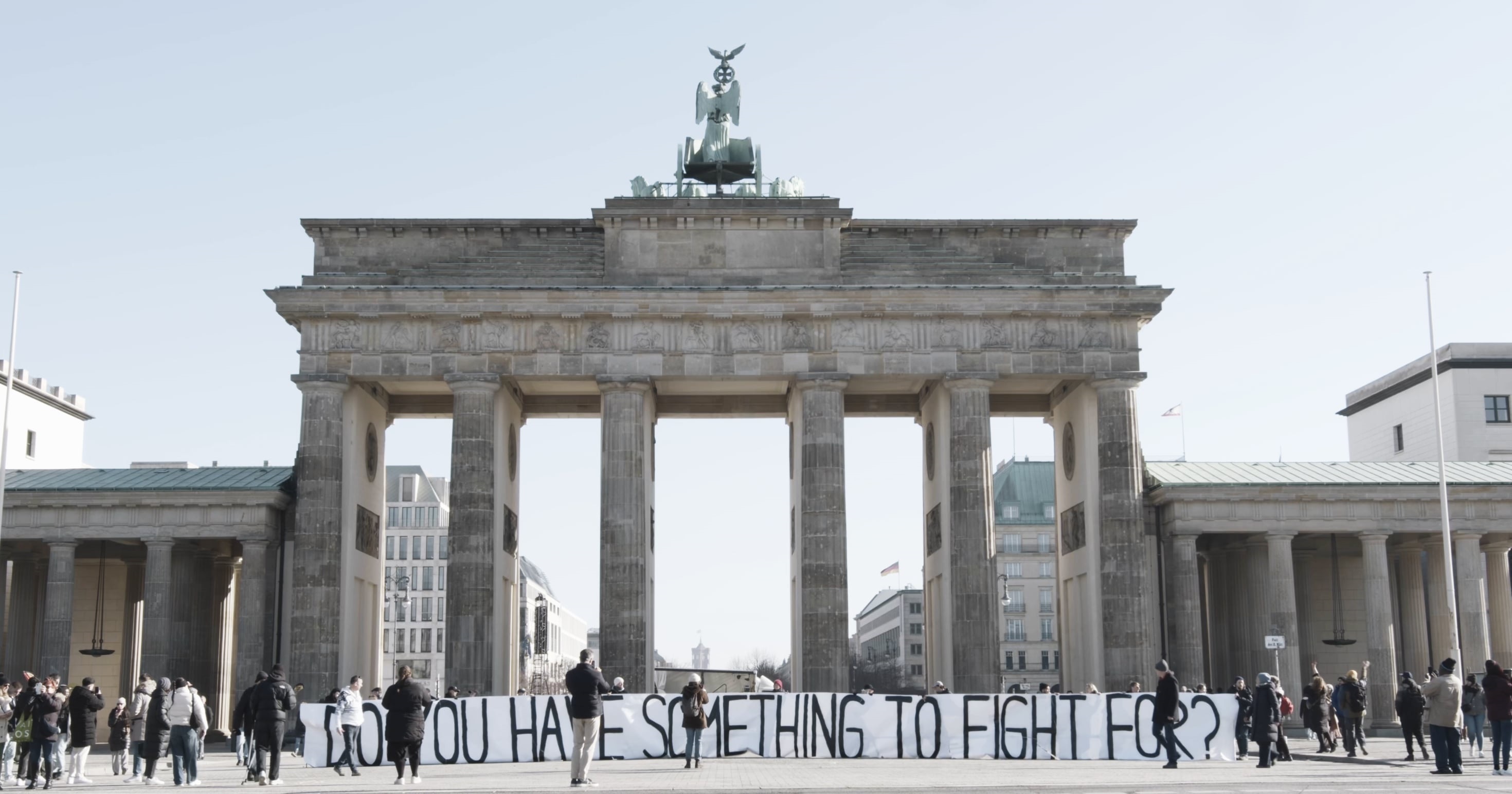 Polina Stohnushko, Intervention DO YOU HAVE SOMETHING TO FIGHT FOR? Brandenburger Tor, 2025. Foto: Ewan Waddell