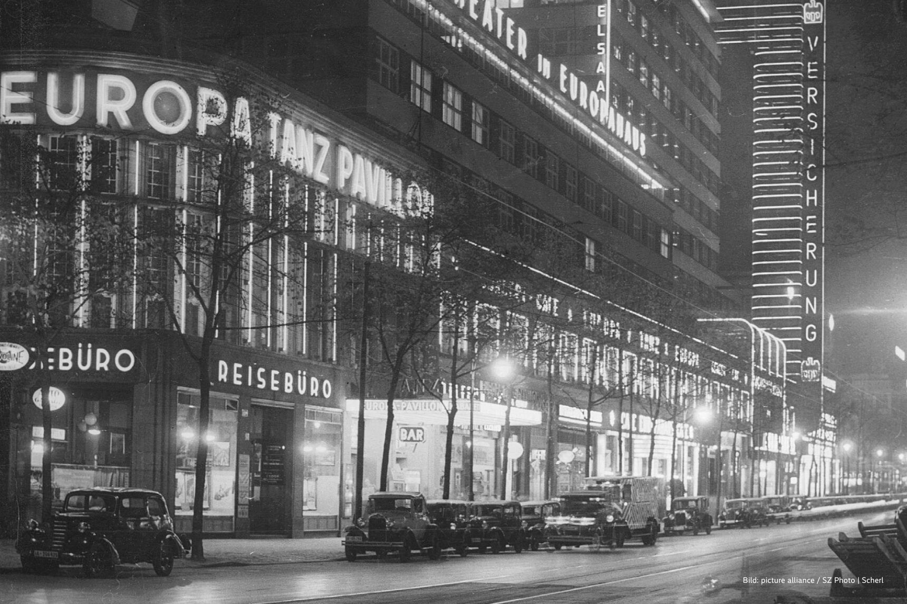 Leuchtreklamen in einer Straße in Berlin in den 1930ern. schwarz-weiß. 