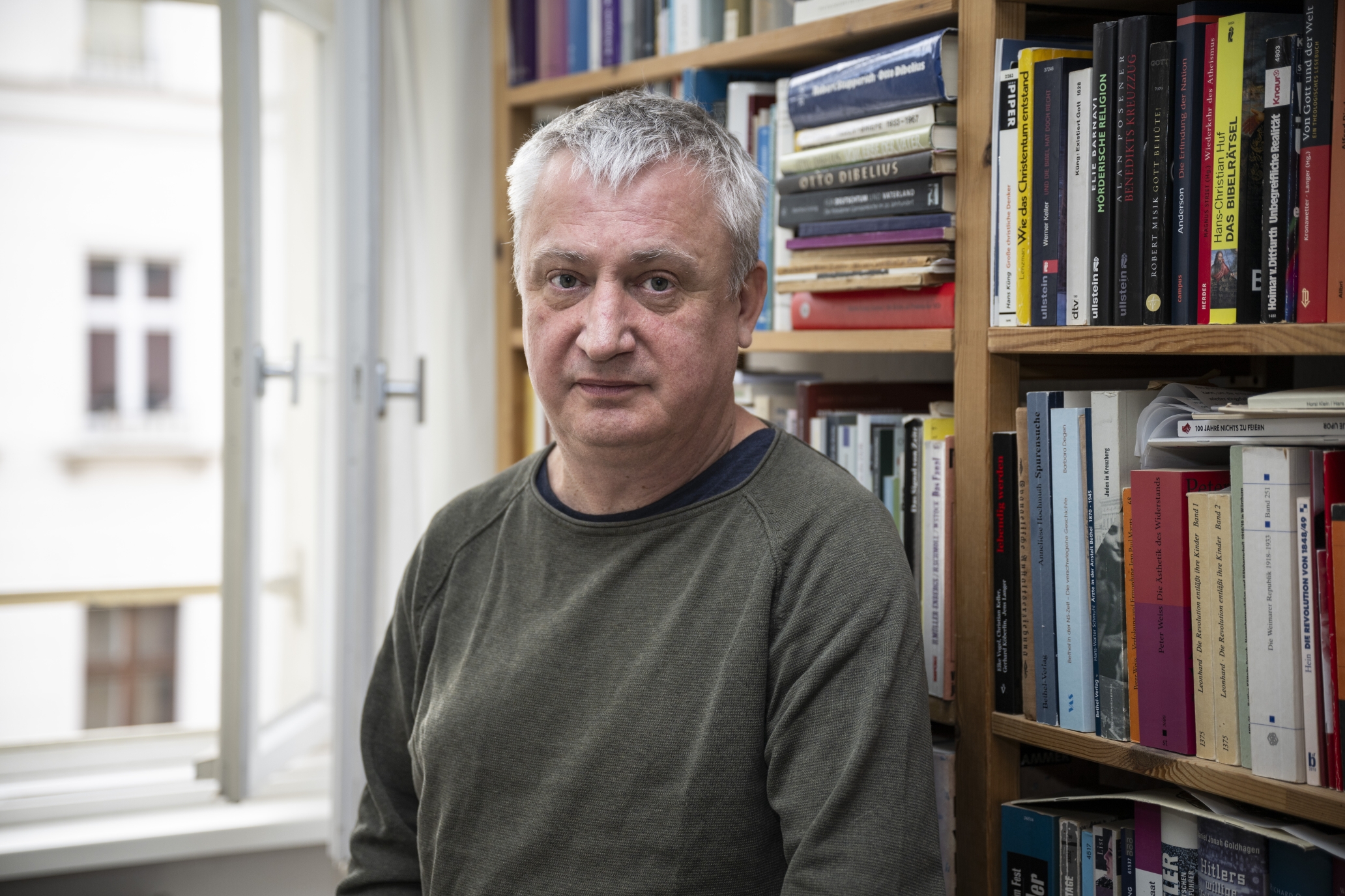 picture alliance/dpa | Hannes P. Albert - Porträt von Karsten Krampitz in seiner Wohnung in Berlin.