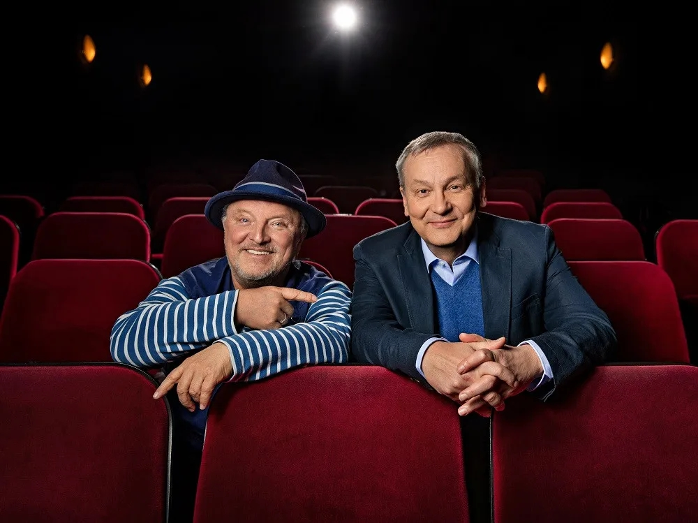 Bild: Tine Acke - Portrait Axel Prahl und Knut Elstermann in einem Kino.