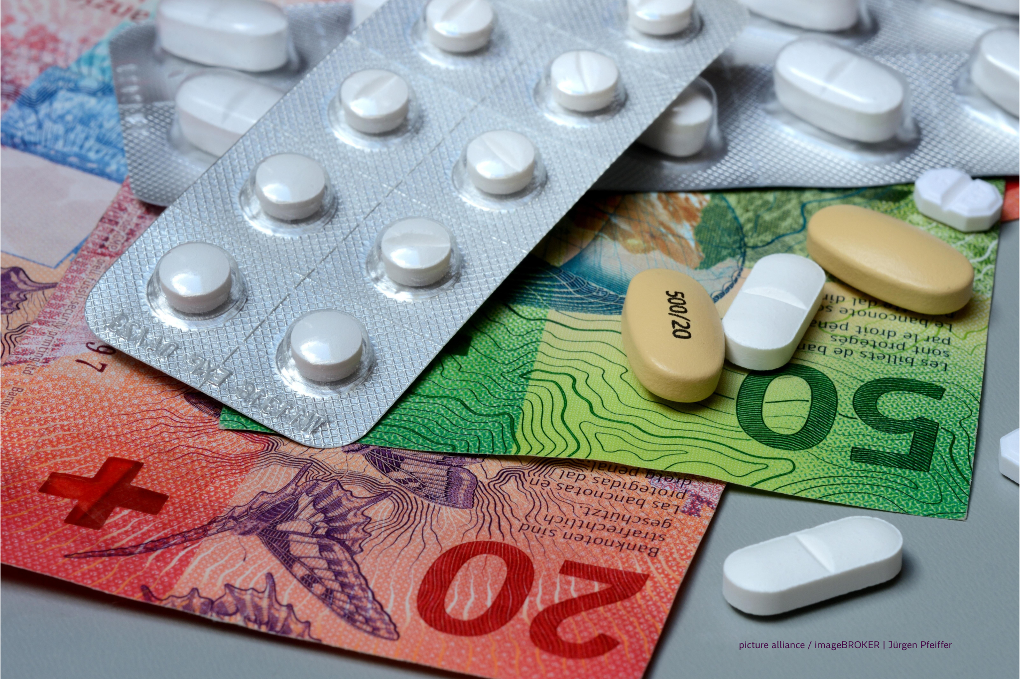 picture alliance / imageBROKER | Jürgen Pfeiffer - Schweizer Banknoten und Medikamente