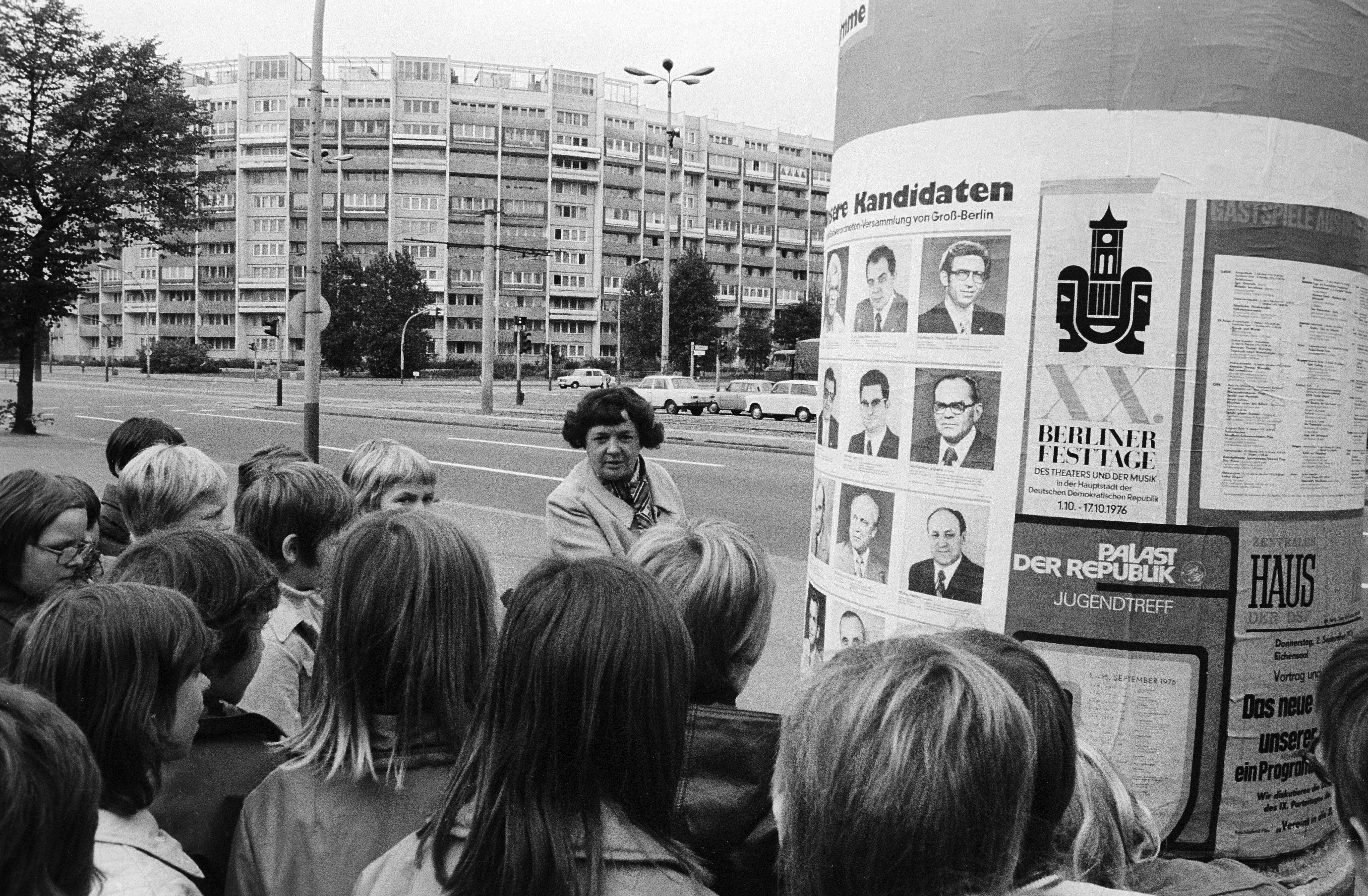 Schulklasse vor einer Litfaßsäule mit Plakaten zur Wahl der Volkskammer der DDR in Berlin, ehemalige Hauptstadt der Deutschen Demokratischen Republik.
© picture alliance / ddrbildarchiv | Heinz Schönfeld