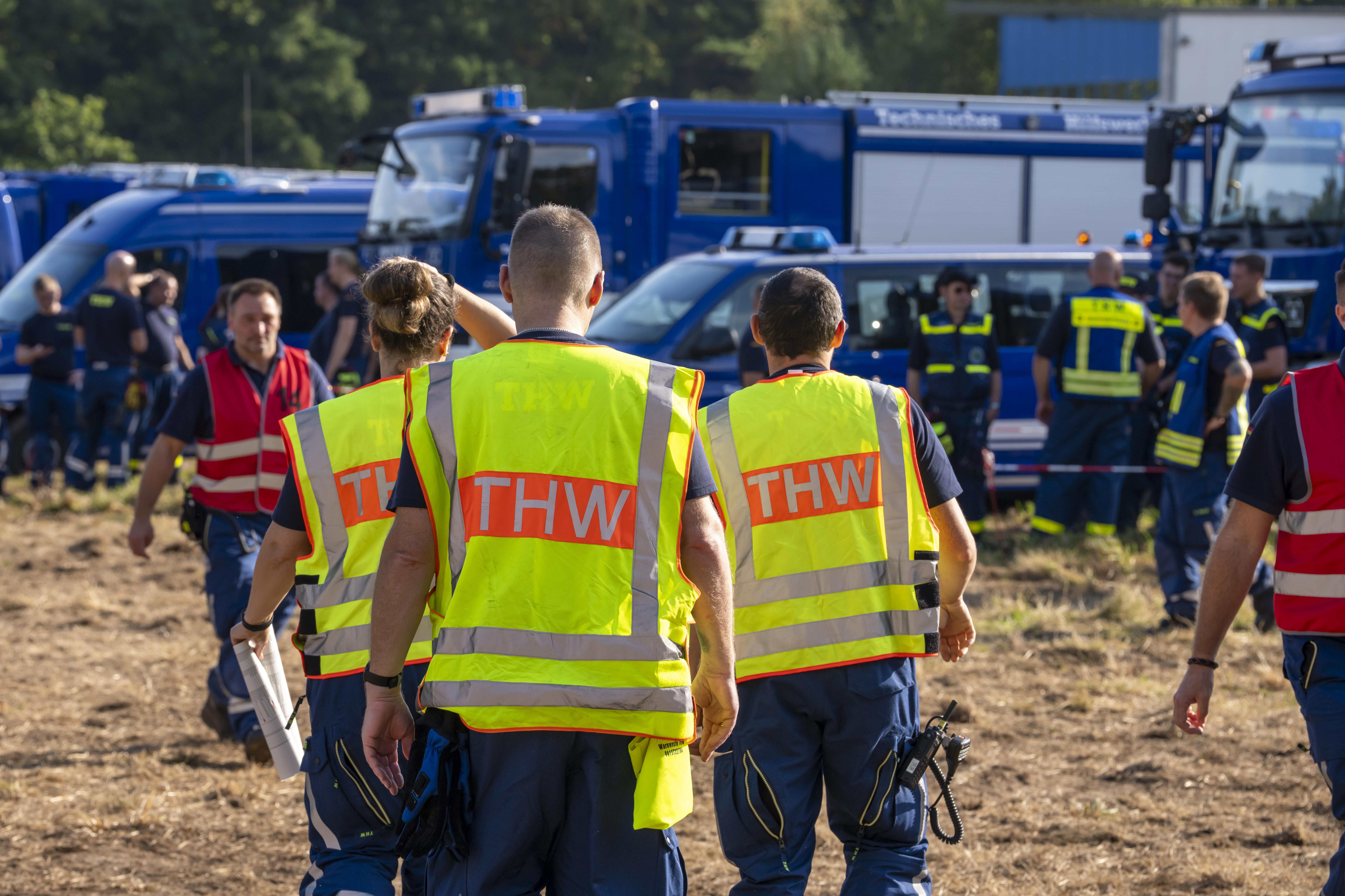 Ehrenamtliche Einsatzkräfte des THW (Technisches Hilfswerk) bei einer Großübung.