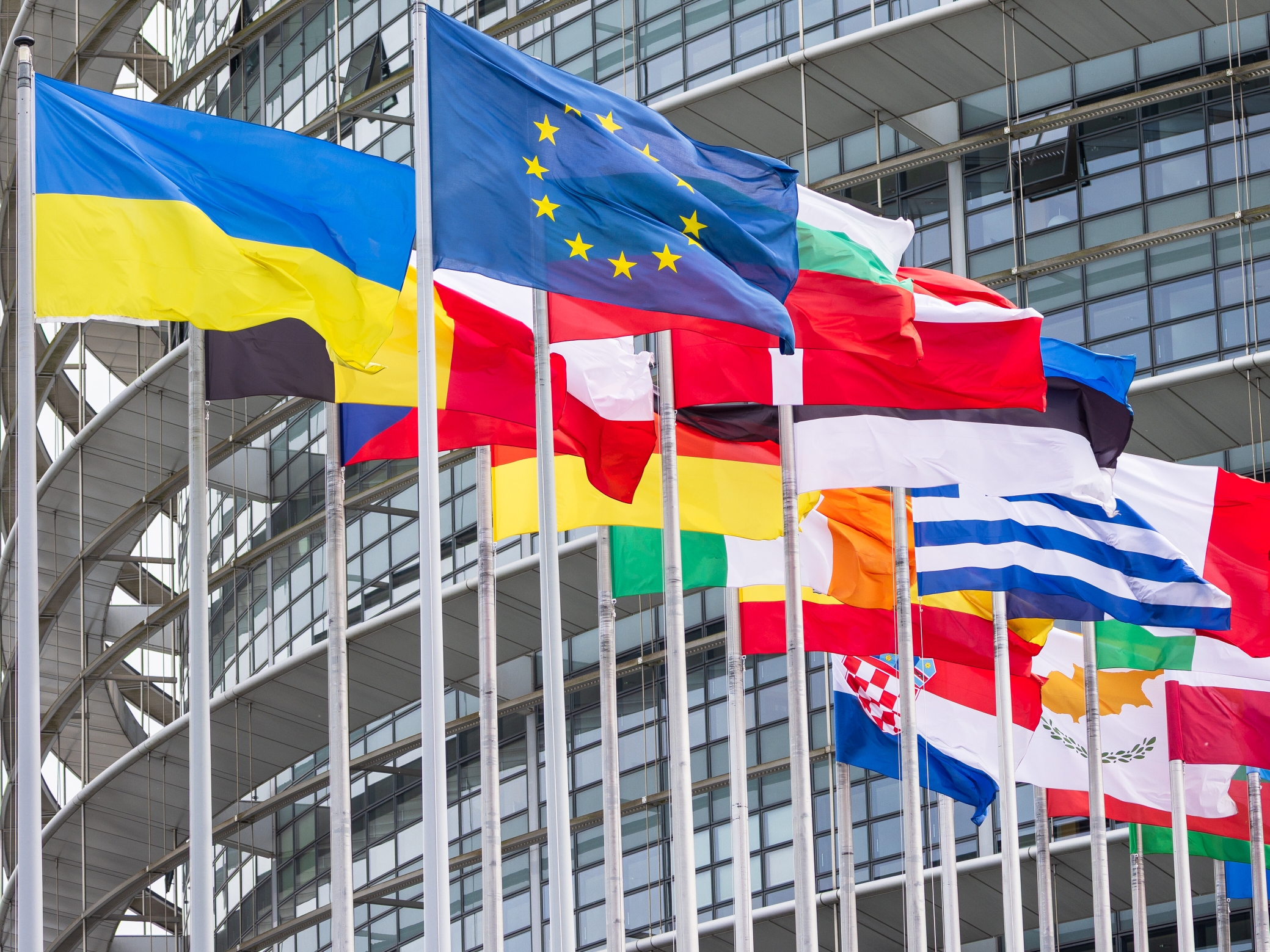 picture alliance / Eibner-Pressefoto | Eibner-Pressefoto/Ardan Fuessman - Dicht gestaffelte Nationalflaggen der Mitglieder der EU, sowie die Flaggen der Ukraine und der EU wehen vor dem Europaeischen Parlament in Strassburg.