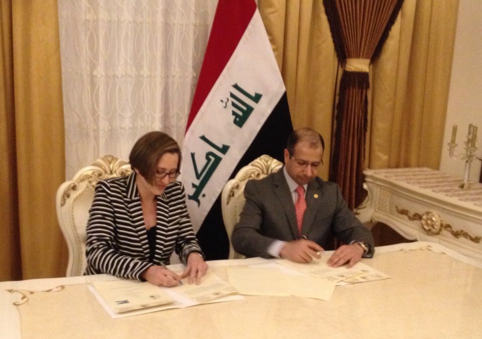 Anja Wehler-Schöck, Landesvertreterin der FES in Jordanien und im Irak und Dr. Salim Jbouri, Sprecher des  irakischen Parlaments bei der Unterzeichnung des MoU (Foto: FES/Hexel)
