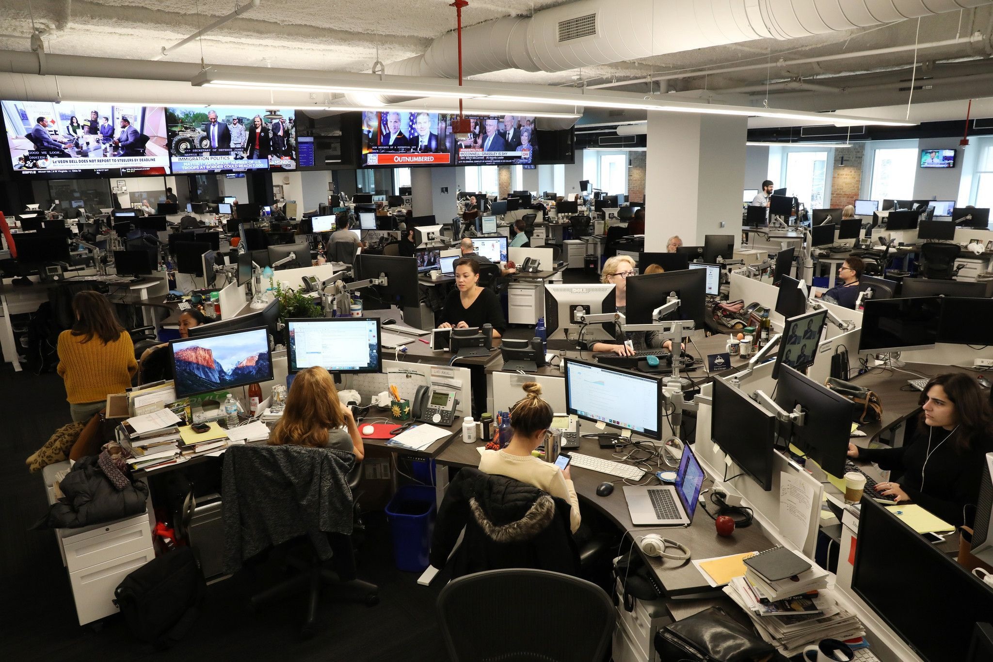 Journalist*innen in dem Newsroom einer Nachrichtenredaktion