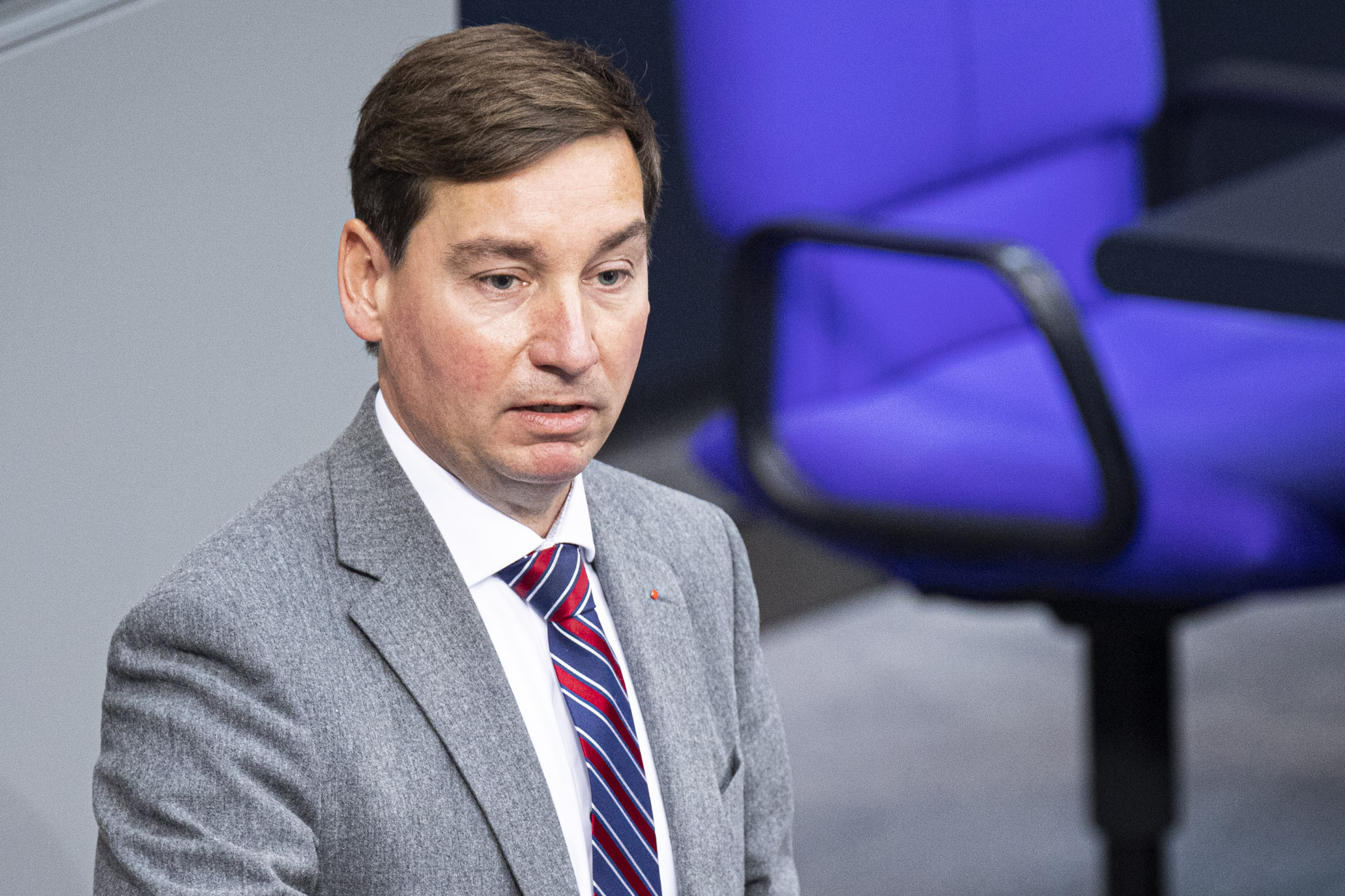 Sebastian Hartmann im Bundestag bei einer Rede. Er ist der innenpolitische Sprecher der SPD-Bundestagsfraktion.