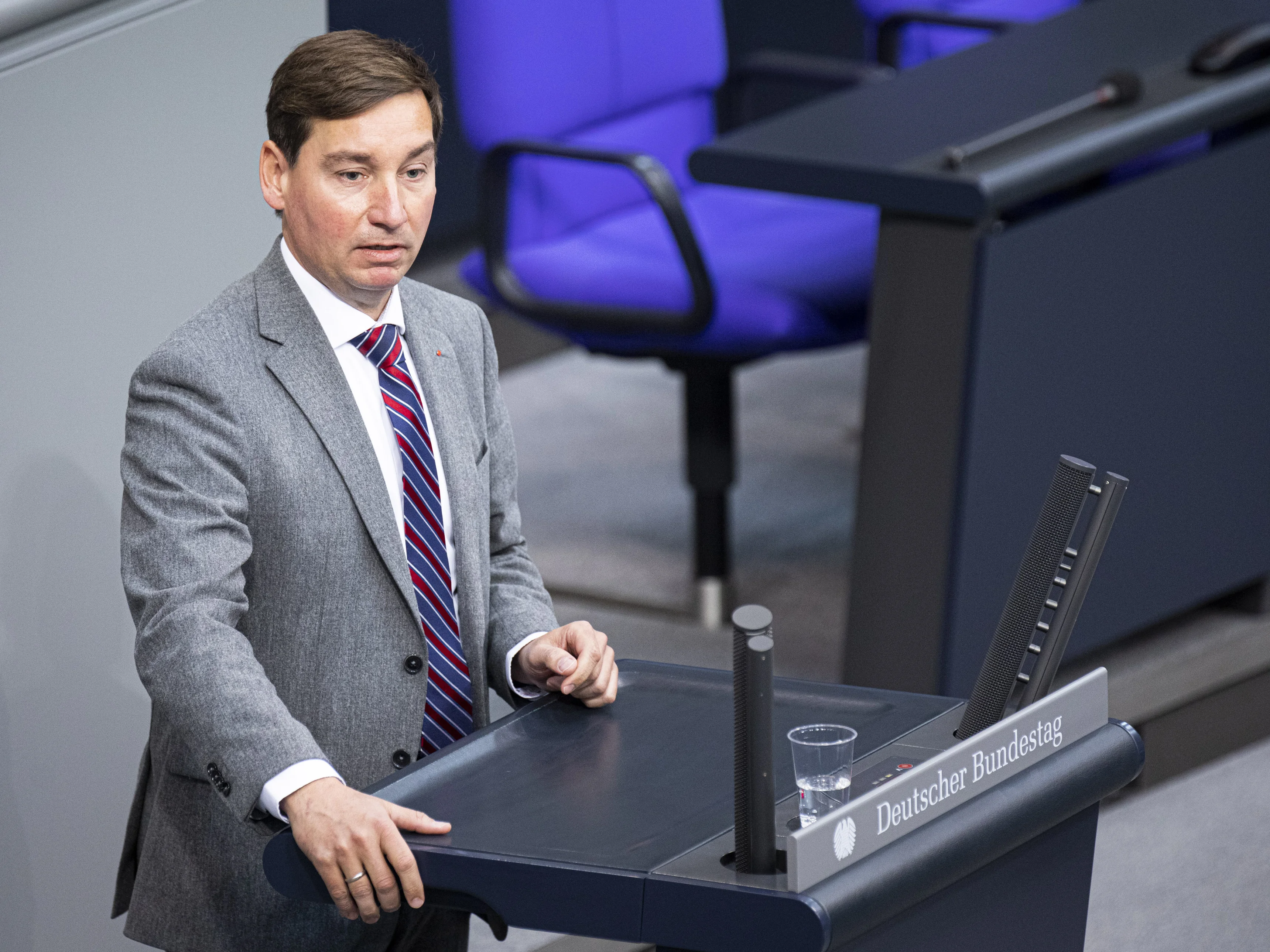 Sebastian Hartmann im Bundestag bei einer Rede. Er ist der innenpolitische Sprecher der SPD-Bundestagsfraktion.