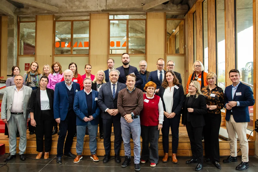 Foto einer Gruppe vpn Kommunalpolitiker*innen in einer Veranstaltungshalle