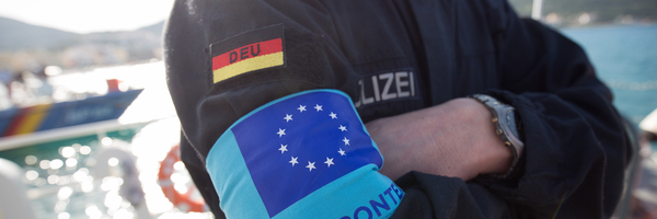 Es wird ein Polizist in Frontex-Uniform dargestellt.