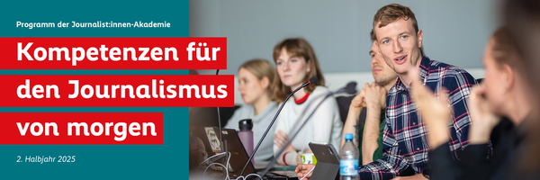 Foto mehrerer junger Menschen in einer Diskussion mit der Textbox: Programm der Journalist:innen-Akademie, Kompetenzen für den Journalismus von morgen, 2. Halbjahr 2025