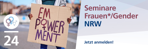 Ein Demonstrationsplakat mit der Aufschrift "EMPOWERMENT" in lila Buchstaben, daneben Text "Frauen. Kommunalpolitik. NRW" auf einem grafischen Hintergrund.