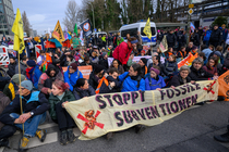 Klimaaktivist_innen blockieren die Elsenbrücke für einen Stopp der fossilen Subventionen.