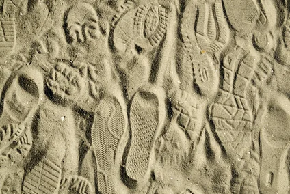 Vorschaubild mit verschiedenen Schuhabdrücken im Sand