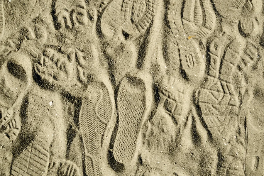 Vorschaubild mit verschiedenen Schuhabdrücken im Sand