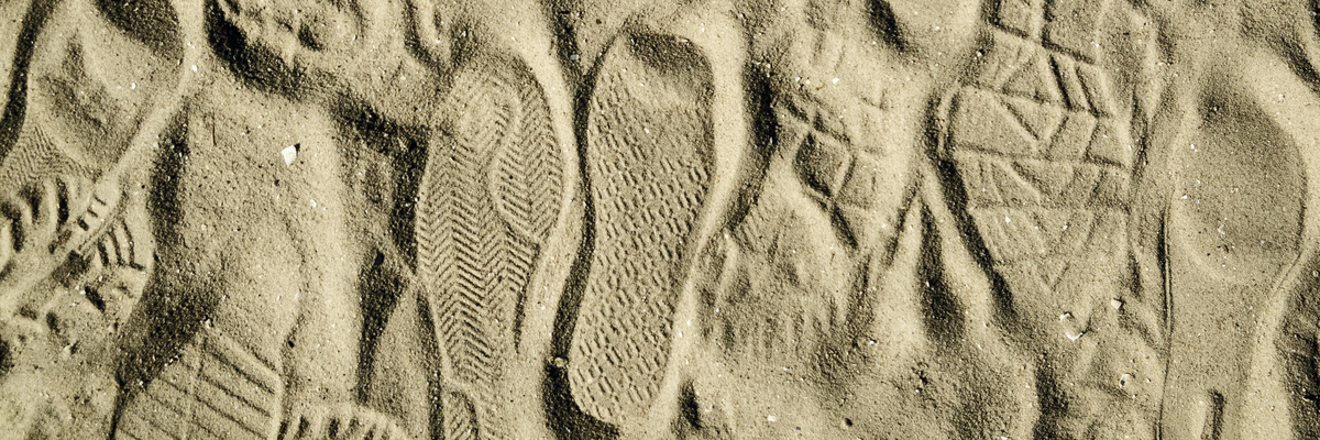 Vorschaubild mit verschiedenen Schuhabdrücken im Sand