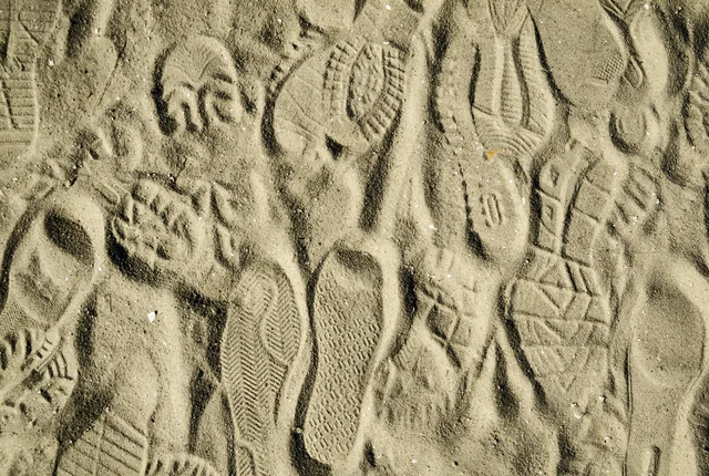 Vorschaubild mit verschiedenen Schuhabdrücken im Sand