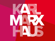 Logo des Karl-Marx-Hauses auf rotem, orangenem und lila Hintergrund.