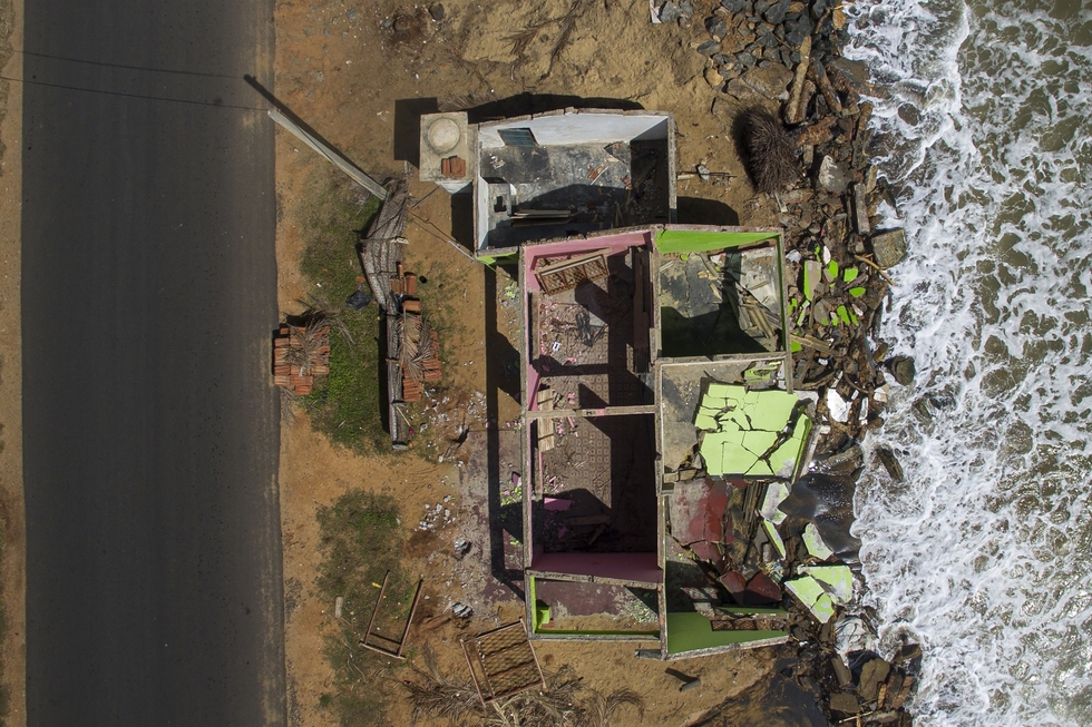 Ein durch Küstenerosion zerstörtes Wohnhaus im Dorf Iranawila, Sri Lanka.