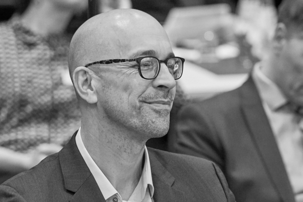 Portrait von Jochen Steinhilber bei einer Konferenz der Friedrich-Ebert-Stiftung.