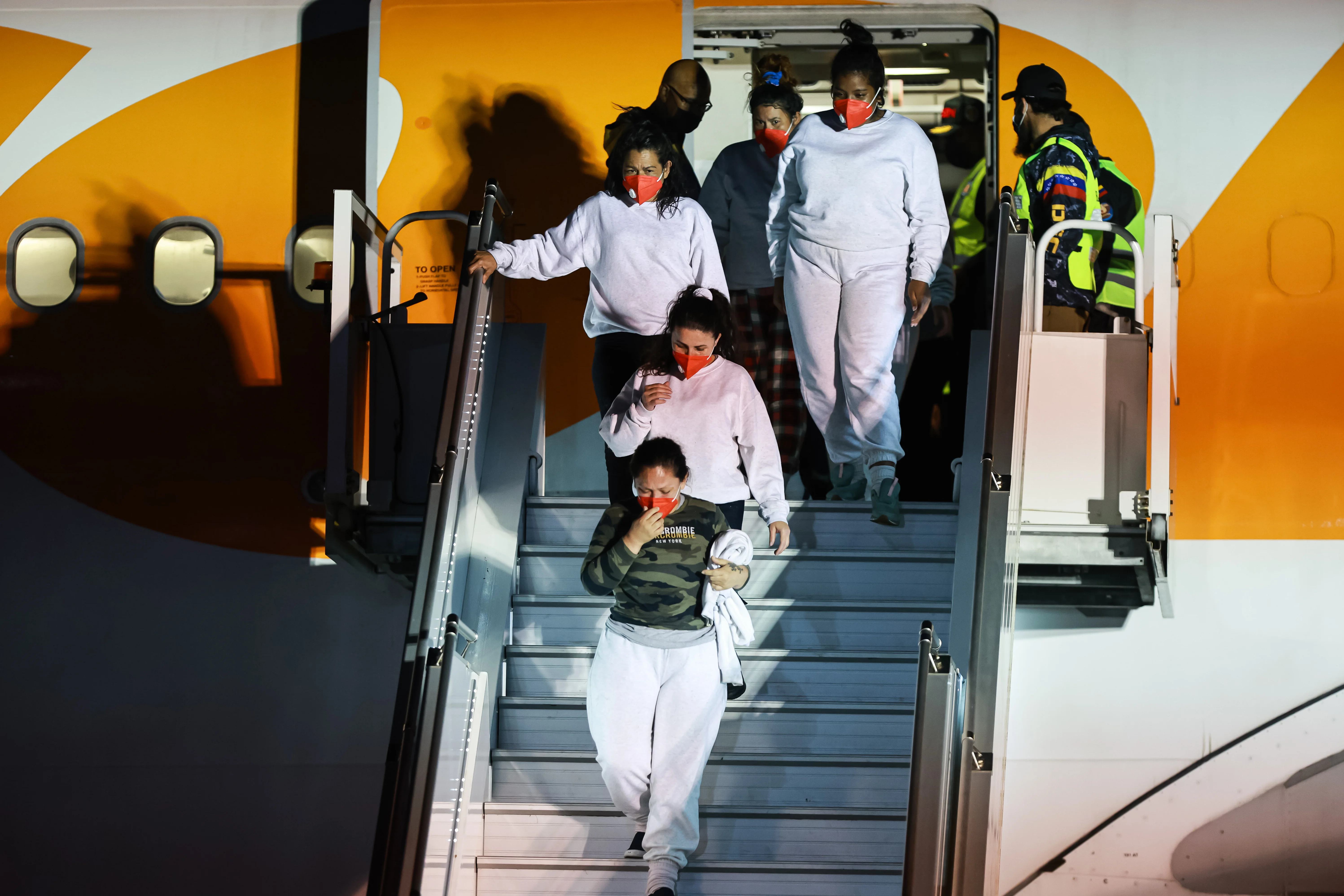 Aus den USA abgeschobene Venezolanerinnen kommen mit einem Rückführungsflug am internationalen Flughafen in Caracas an.