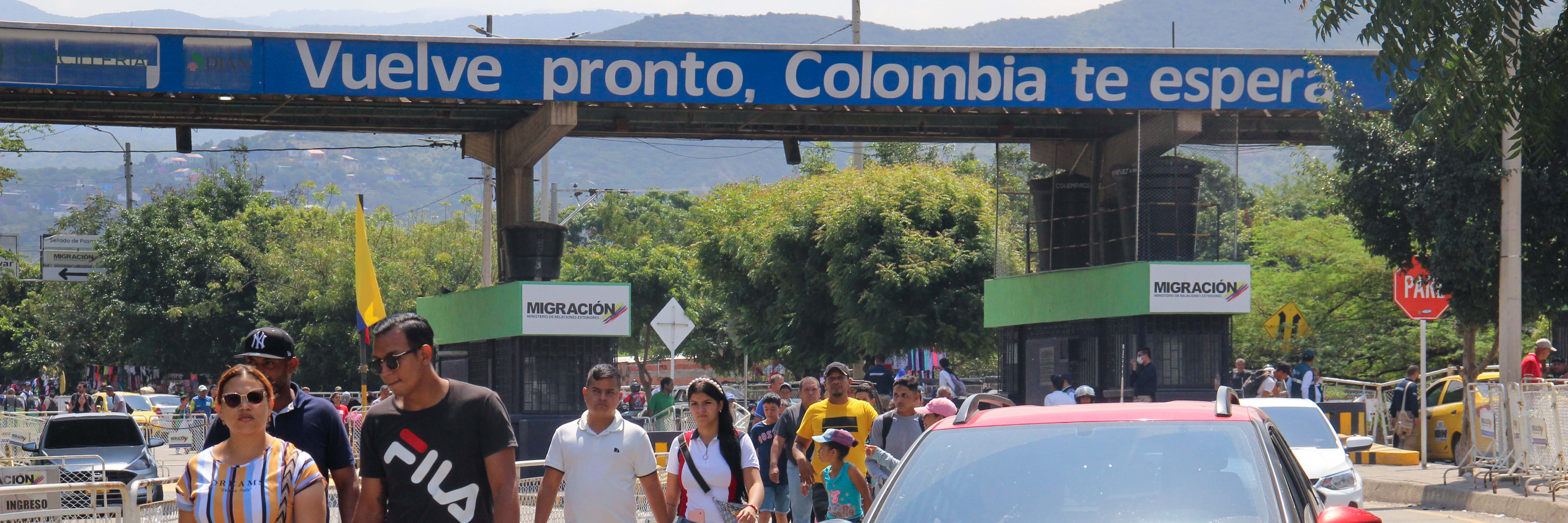 Menschen überqueren die Grenze zwischen Kolumbien und Venezuela an der Simón-Bolívar-Brücke