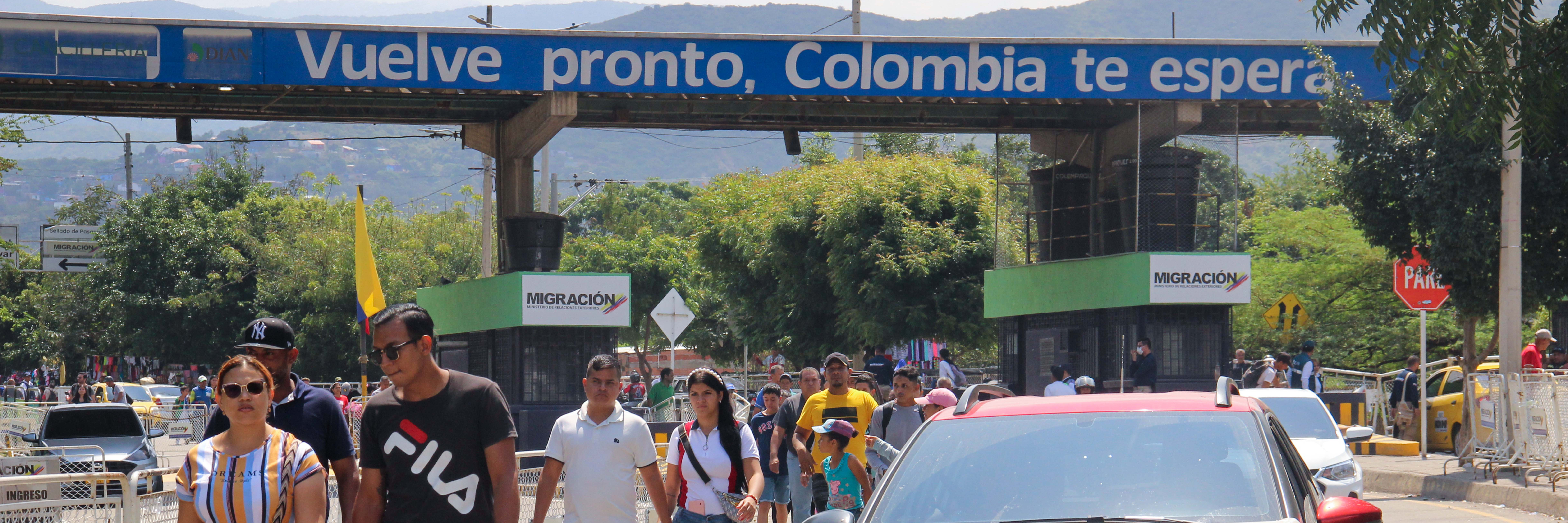 Menschen überqueren die Grenze zwischen Kolumbien und Venezuela an der Simón-Bolívar-Brücke