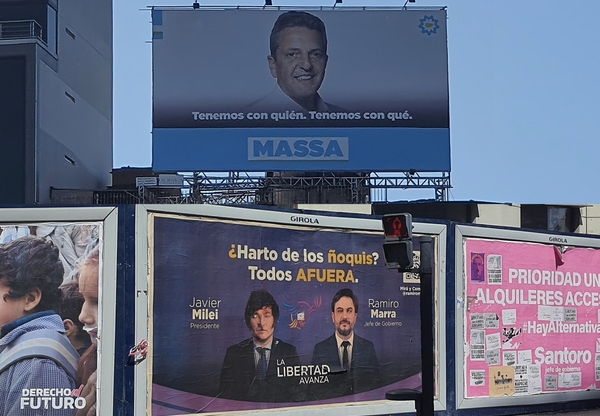 Diverse Wahlplakate für den Wahlen in Argentinien mit Bildern der Kandidaten