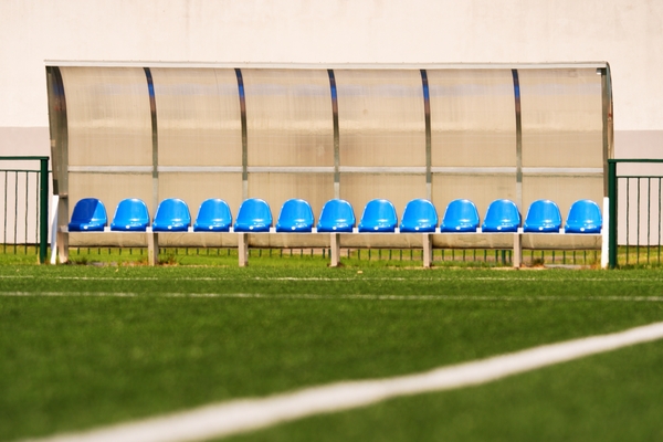 Leere Spielerbank am Fußballplatz