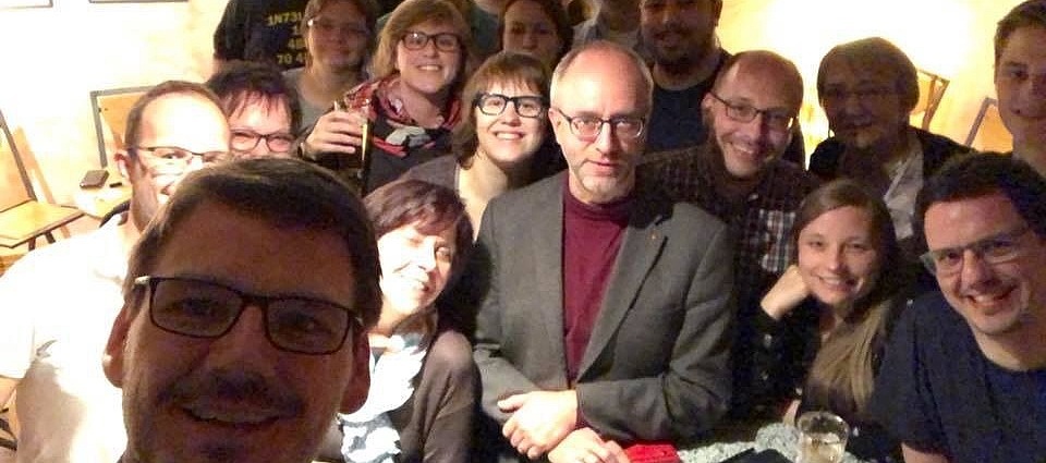 Selfie mit vielen Personen in einer Bar.