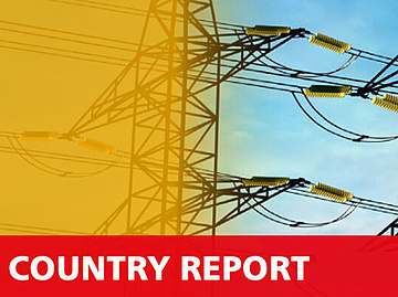 Foto von Strommasten, darauf die Überschrift "Country Report" in Weiß auf rotem Grund