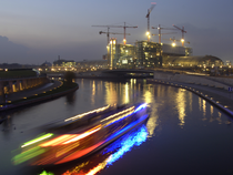 Ein abendlicher Blick über die Spree auf die Großbaustelle des Hauptbahnhofs (Lehrter Bahnhof) in der deutschen Hauptstadt Berlin, aufgenommen am 08.12.2005. Der neue Kreuzungsbahnhof des Fern- und Regionalverkehrs soll täglich bis zu 240.000 Reisenden Fahr- und Umsteigemöglichkeiten bieten. Auf 15.000 Quadratmetern entstehen Einkaufspassagen und 44.000 Quadratmeter sind als Büroflächen vorgesehen. Der Hauptahnhof ist die zur Zeit größte Baustelle Berlins. Rechtzeitig vor der FIFA Fußball-Weltmeisterschaft 2006 in Deutschland (09. Juni bis 09. Juli 2006) soll er am 28. Mai 2006 mit der gesamten Nord-Süd-Verkehrsanbindung fertiggestellt sein.