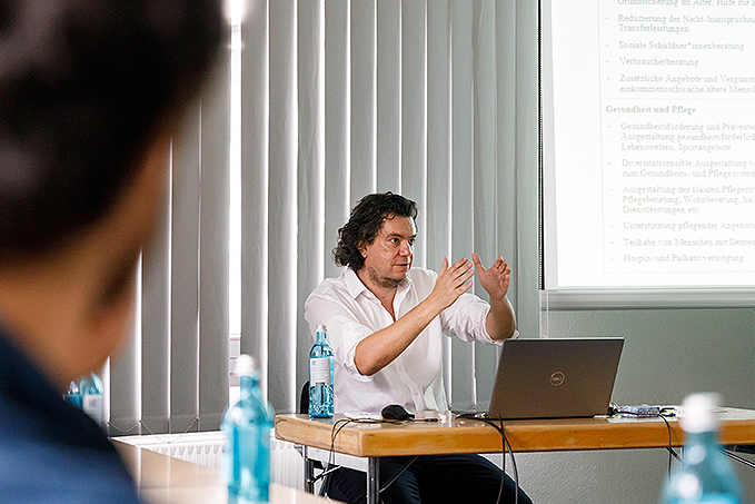 Seminarsituation. Trainer im Gespräch mit den Teilnehmern. 