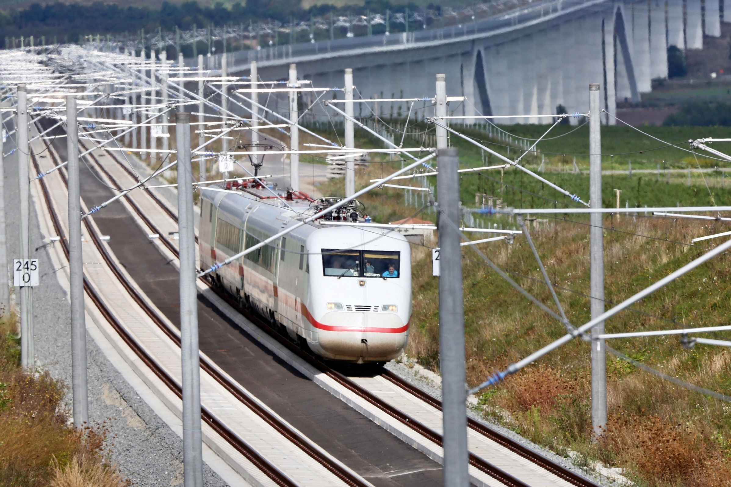 Ein Zug auf einer Bahnstrecke
