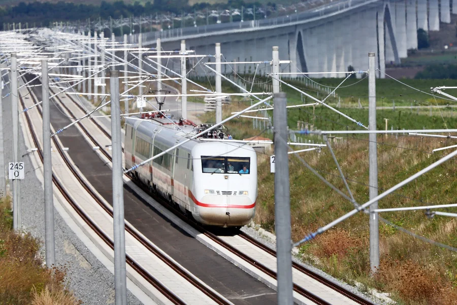 Ein Zug auf einer Bahnstrecke