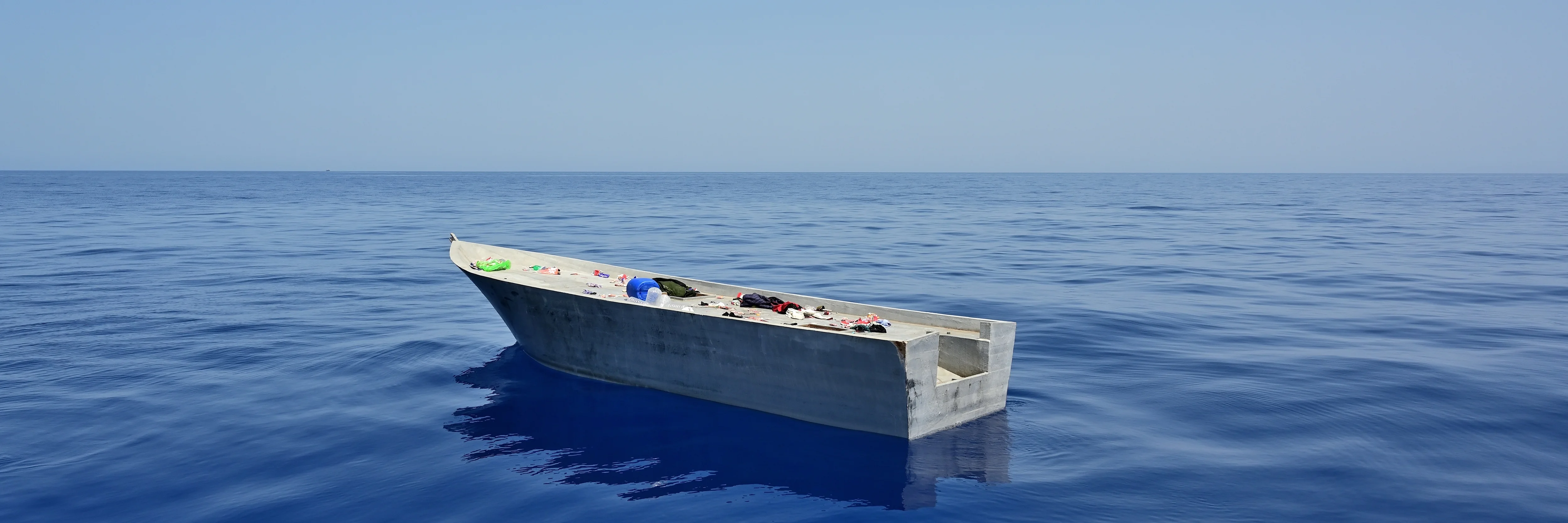 Ein verlassenes Flüchtlingsboot treibt im Meer. Es wurde zuvor durch die Libysche Küstenwache geräumt.