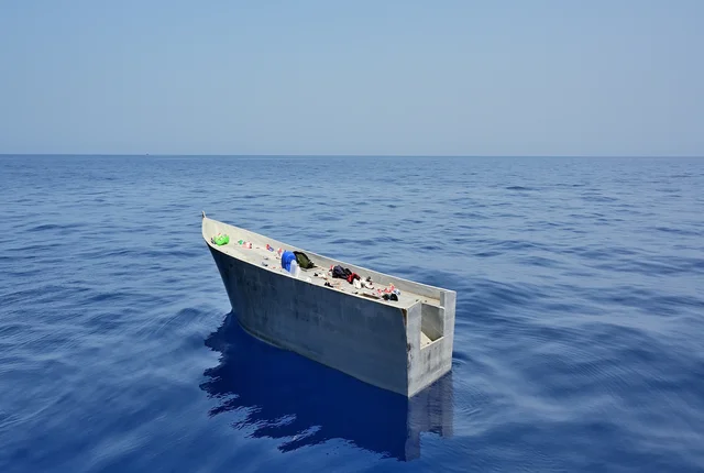 Ein verlassenes Flüchtlingsboot treibt im Meer. Es wurde zuvor durch die Libysche Küstenwache geräumt.