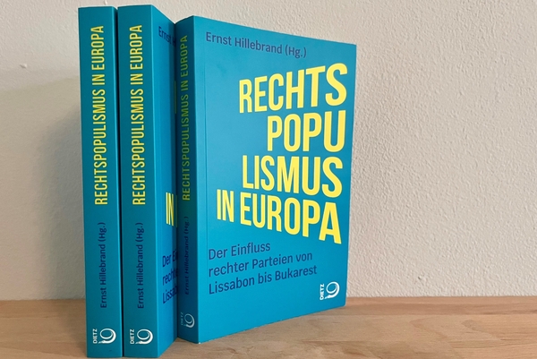 In einem Regal stehen drei Bücher mit dem Titel "Rechtspopulismus in Europa"