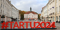 In einer Innenstadt sind die roten Buchstaben #TARTU2024 aufgebaut.