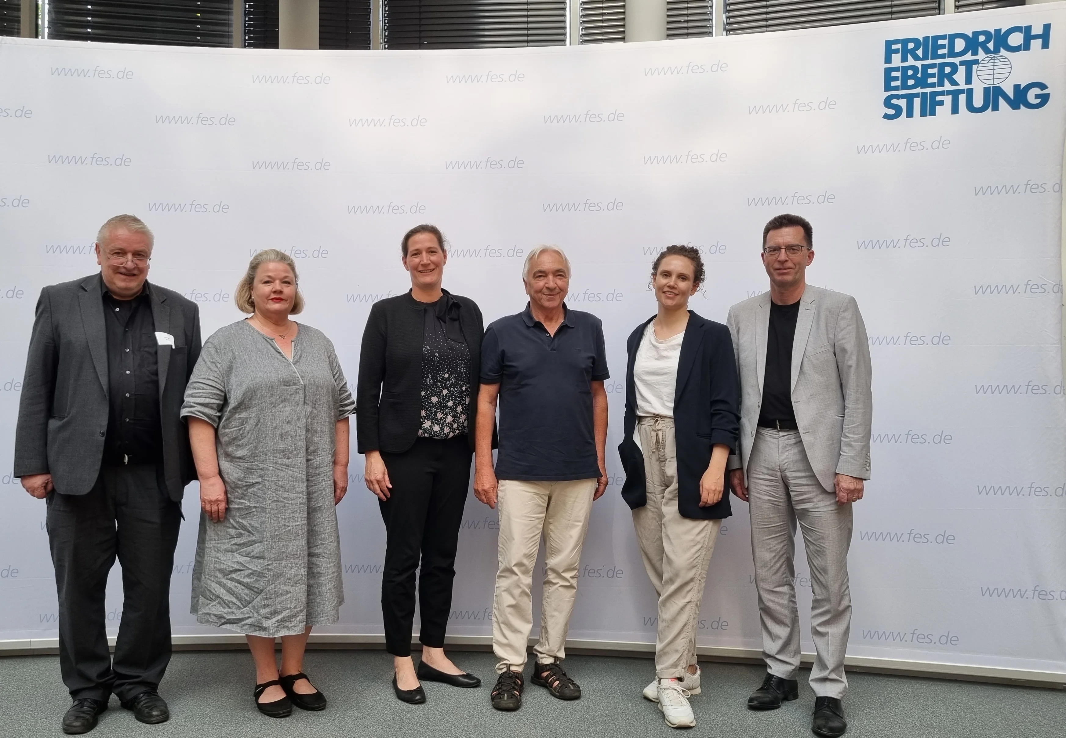 Gruppenfoto der sechs Mitglieder des Steuerungskreis des AKs