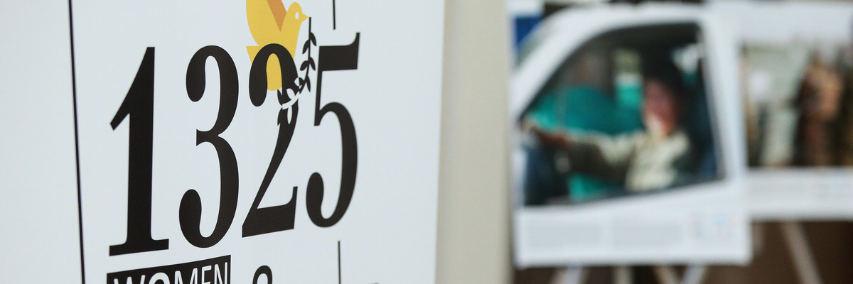 Banner mit den Worten "1325 - Frauen, Frieden und Sicherheit" bei einer Fotoausstellung zu Frauen, Frieden und Sicherheit in der Ukraine anlässlich des 20-jährigen Jubiläums der Verabschiedung der Resolution 1325 des UN-Sicherheitsrates.