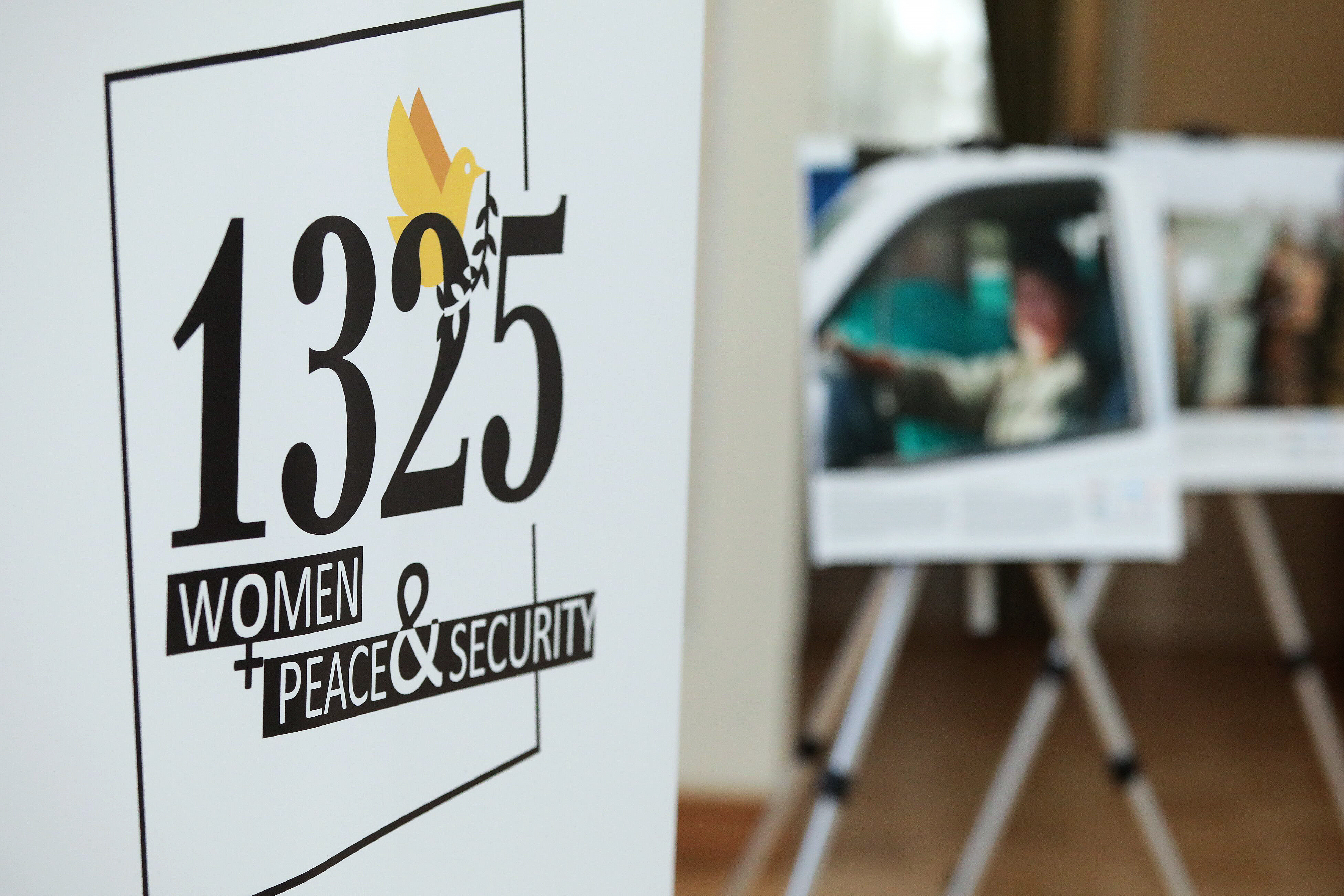 Banner mit den Worten "1325 - Frauen, Frieden und Sicherheit" bei einer Fotoausstellung zu Frauen, Frieden und Sicherheit in der Ukraine anlässlich des 20-jährigen Jubiläums der Verabschiedung der Resolution 1325 des UN-Sicherheitsrates.