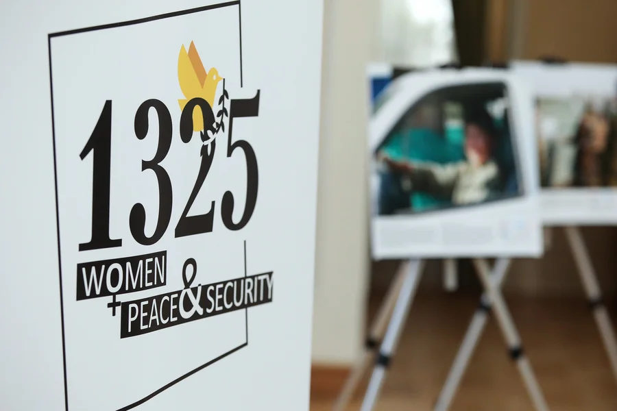 Banner mit den Worten "1325 - Frauen, Frieden und Sicherheit" bei einer Fotoausstellung zu Frauen, Frieden und Sicherheit in der Ukraine anlässlich des 20-jährigen Jubiläums der Verabschiedung der Resolution 1325 des UN-Sicherheitsrates.