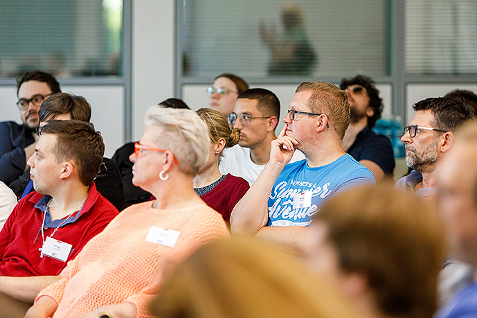 Gemischte Gruppe von Seminarteilnehmerinnen und Teilnehmern. 