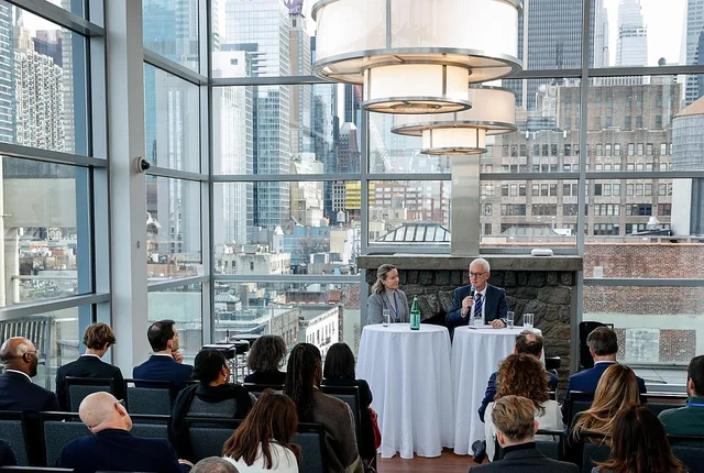 Teilnehmende des North South Futures Forum auf dem Panel vor New Yorker Kulisse.